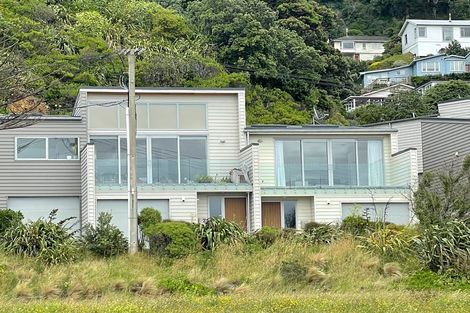 Photo of property in 352 Queens Drive, Lyall Bay, Wellington, 6022