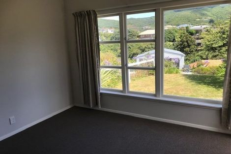 Photo of property in 9 Kereru Bend, Tawa, Wellington, 5028