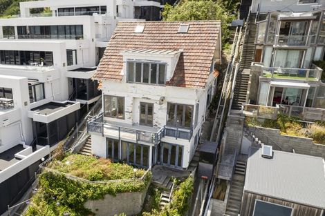 Photo of property in 304 Oriental Parade, Oriental Bay, Wellington, 6011