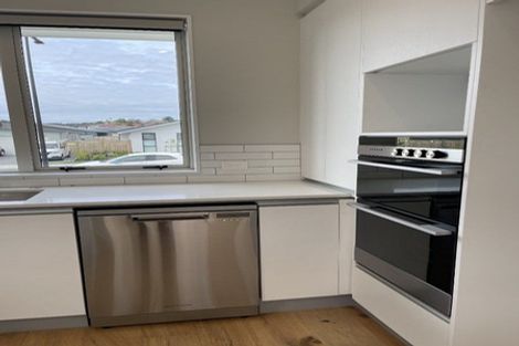 Photo of property in 20 Onekura Street, Red Beach, 0932