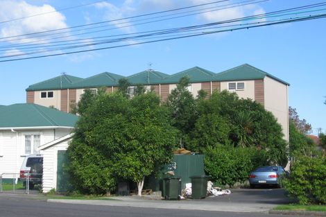 Photo of property in 5/51 Henderson Valley Road, Henderson, Auckland, 0612