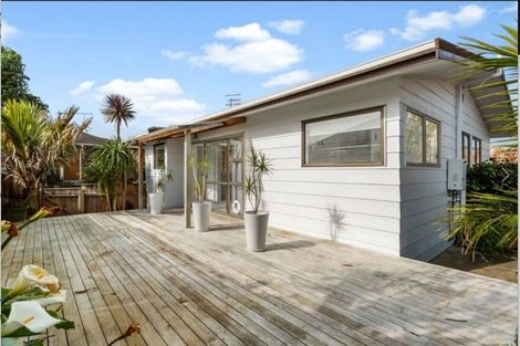 Photo of property in 2/72 Onewa Road, Northcote Point, Auckland, 0627