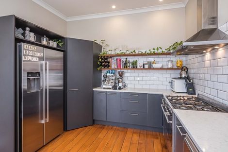 Photo of property in 90 Onepu Road, Lyall Bay, Wellington, 6022