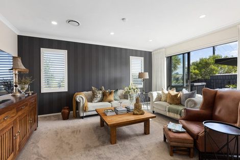 Photo of property in 7 Syd Grant Crescent, Orewa, 0931