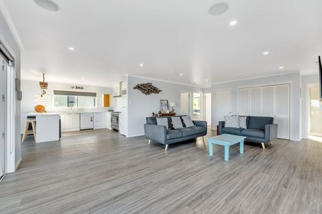 Photo of property in 4 Tua Tua Place, Baylys Beach, 0377