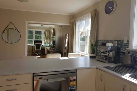 Photo of property in 15 Lyndfield Lane, Newlands, Wellington, 6037