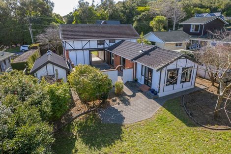 Photo of property in 10 Kakariki Grove, Waikanae, 5036