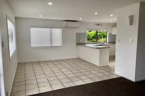 Photo of property in 2/90 Pupuke Road, Hillcrest, Auckland, 0627