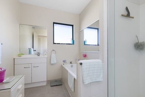 Photo of property in 2b Village Place, Tuakau, 2121