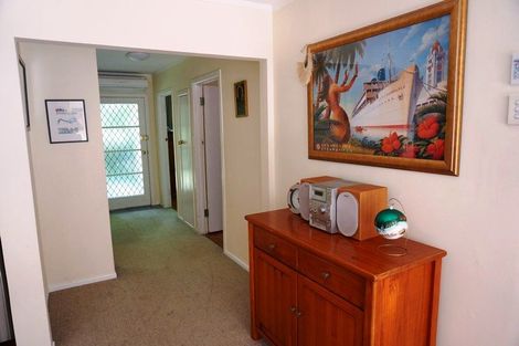 Photo of property in 35 Birdwood Road, Swanson, Auckland, 0612