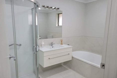 Photo of property in 28 Helenslee Road, Pokeno, 2402