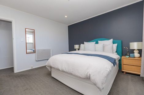 Photo of property in 10 Cotswold Crescent, Newlands, Wellington, 6037