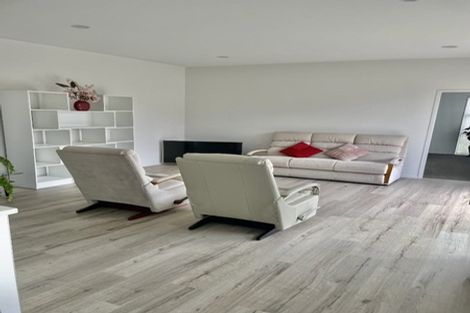 Photo of property in 8 Aporo Drive, Kumeu, 0810