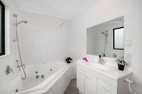 Photo of property in 2/9 Mossop Rise, Glenfield, Auckland, 0629