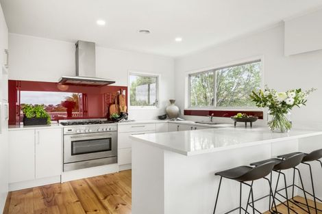 Photo of property in 14 Holdaway Avenue, Northcote, Auckland, 0627