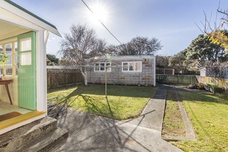 Photo of property in 23 Endeavour Street, Lyall Bay, Wellington, 6022