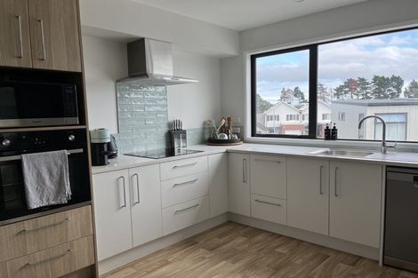 Photo of property in 2 Mikoikoi Crescent, Mangere Bridge, Auckland, 2022