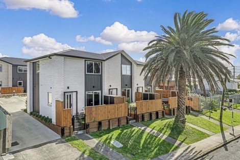Photo of property in 2/24 Kelwyn Road, Kelston, Auckland, 0602