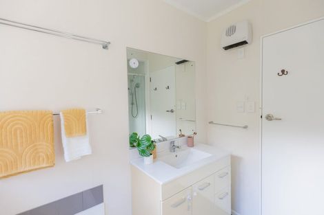 Photo of property in 15 Somes Crescent, Newlands, Wellington, 6037