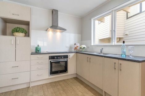 Photo of property in 16 Romney Place, Manurewa, Auckland, 2102