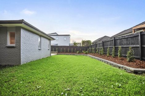 Photo of property in 108 Simpson Road, Henderson Valley, Auckland, 0614