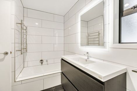 Photo of property in 2/16 Hillcrest Avenue, Hillcrest, Auckland, 0627