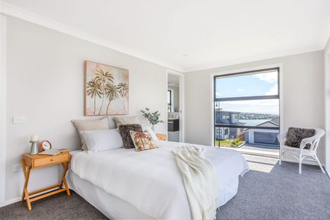 Photo of property in 117 Queen Charlotte Drive, Aotea, Porirua, 5024