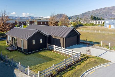 Photo of property in 10 Cleland Close, Wanaka, 9382