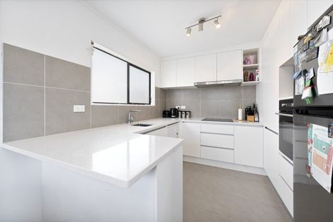 Photo of property in 4/92 Awaroa Road, Sunnyvale, Auckland, 0612