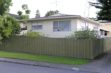 Photo of property in 2/27 Reynella Drive, Massey, Auckland, 0614