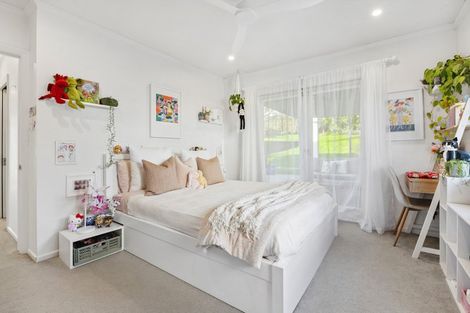 Photo of property in 70 Selwyn Crescent, Forrest Hill, Auckland, 0620