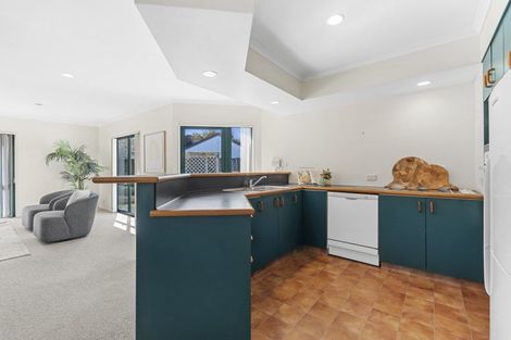 Photo of property in 6 Redwood Crescent, Westown, New Plymouth, 4310