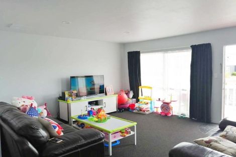Photo of property in 1/30 Forest Road, Henderson, Auckland, 0612