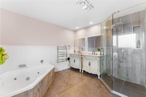 Photo of property in 17 Te Hoe Grove, Pinehill, Auckland, 0632