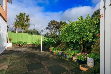 Photo of property in 2/82 Pupuke Road, Hillcrest, Auckland, 0627