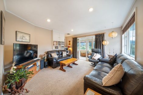 Photo of property in 64 Taylor Terrace, Tawa, Wellington, 5028