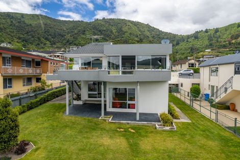 Photo of property in 39 Waikawa Road, Picton, 7220