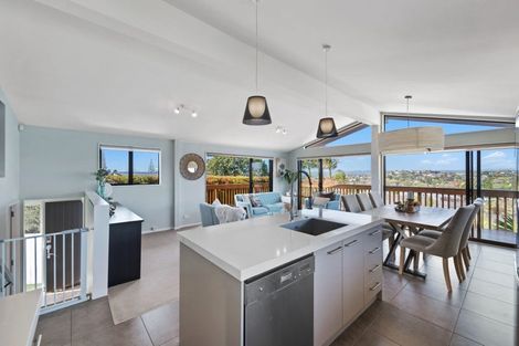 Photo of property in 4 Advene Road, Cockle Bay, Auckland, 2014