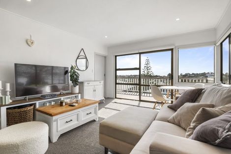 Photo of property in 5 Holiday Road, Stanmore Bay, Whangaparaoa, 0932