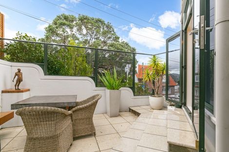 Photo of property in 2/67 Bolton Street, Kelburn, Wellington, 6012