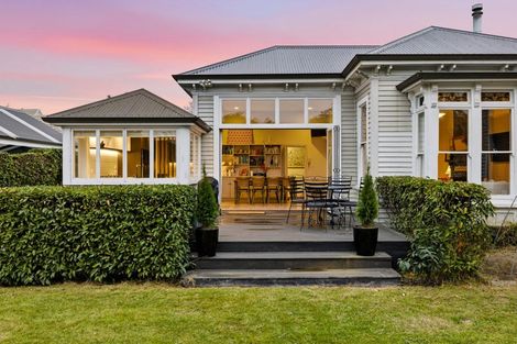 Photo of property in 8 Aikmans Road, Merivale, Christchurch, 8014