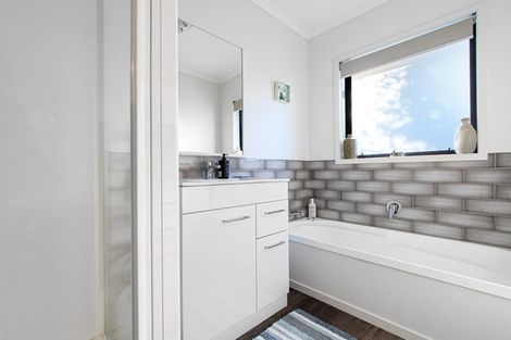 Photo of property in 76 Oteki Park Drive, Welcome Bay, Tauranga, 3112