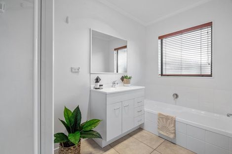 Photo of property in 19 Putaka Place, Papamoa Beach, Papamoa, 3118