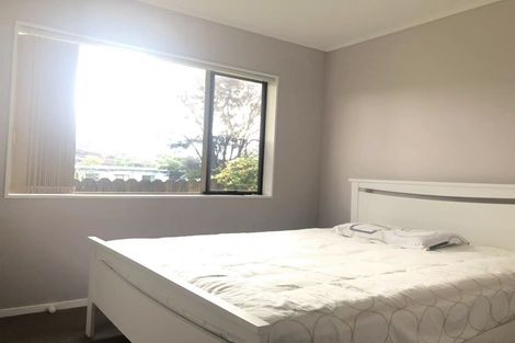 Photo of property in 33 Ginders Drive, Massey, Auckland, 0614