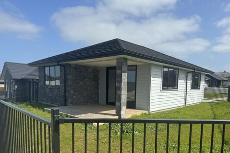 Photo of property in 2 Paapaka Way, Waiuku, 2123