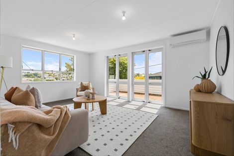 Photo of property in 1 Phillip Parade, Forrest Hill, Auckland, 0620