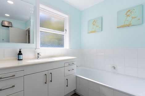 Photo of property in 16 Griffiths Grove, Newlands, Wellington, 6037