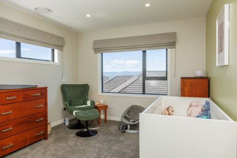 Photo of property in 31 Boeing Way, Newlands, Wellington, 6037