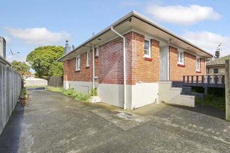Photo of property in 52 Churchill Avenue, Manurewa, Auckland, 2102