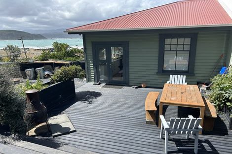 Photo of property in 398 Queens Drive, Lyall Bay, Wellington, 6022